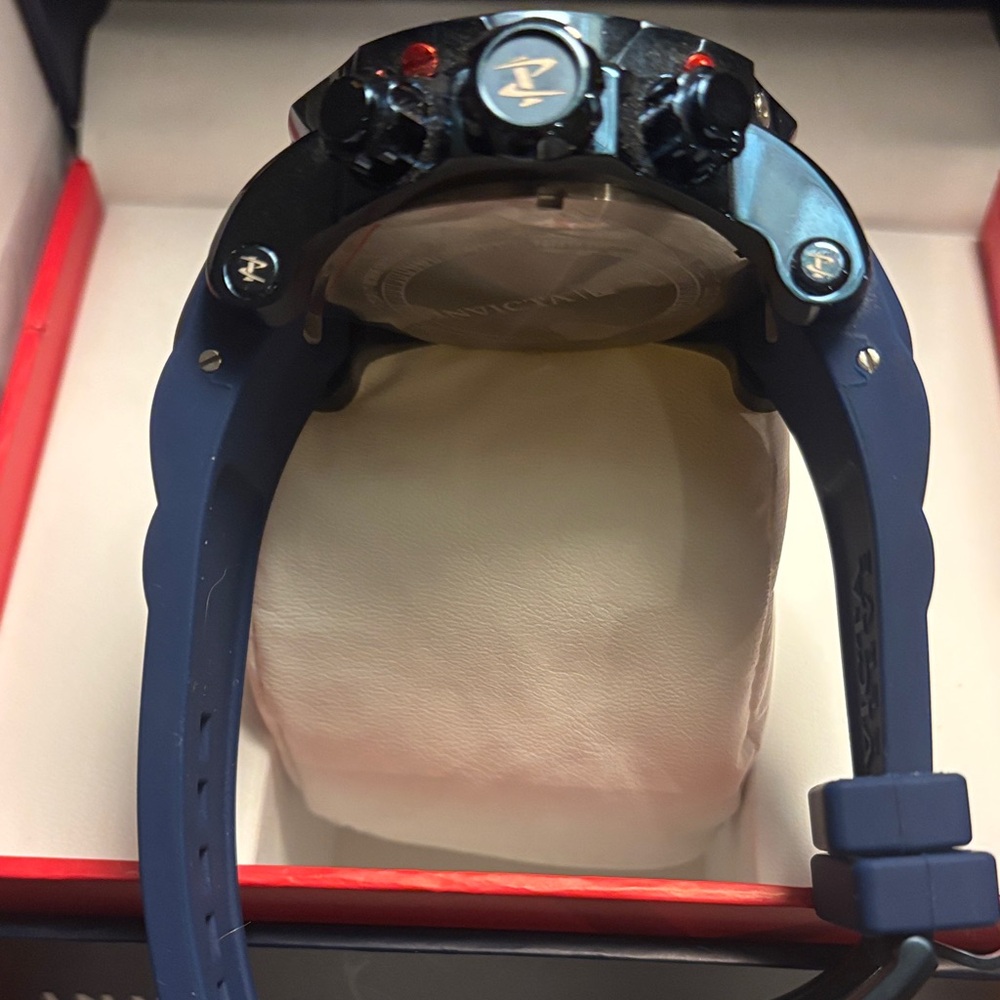 Invicta MLB Watch with Blue and Red Details - Picture 3 of 6